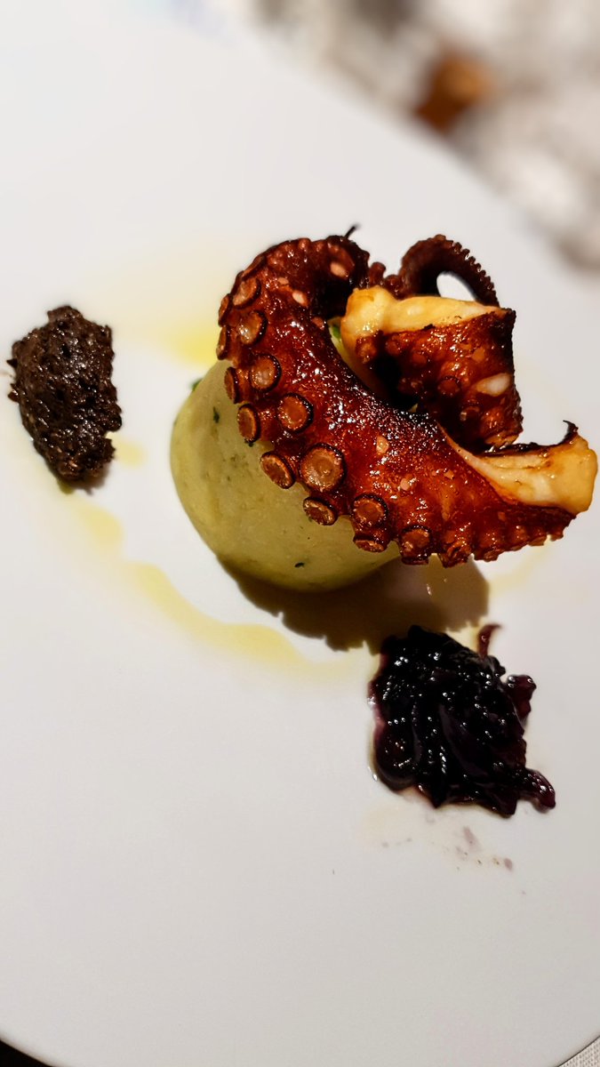 For stage 68 of my personal #vitinerario we went to dinner at the Meraki.
The dishes prepared by chef Gaetano Paccione did not disappoint my expectations!
We accompanied it all with an excellent Quadra Franciacorta QZero Riserva 2016 and with a fresh Riesling Cantina Valleisarco.