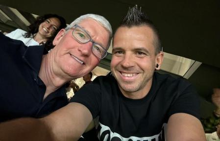 Sobreanalicemos un poco con quién se hizo la foto y con quién no Tim Cook en Madrid. A quién se arrima Apple para seguir siéndolo? Nada de políticos y empresarios, poca prensa, solo creadores, deportistas, jóvenes y mujeres. 

La España de Tim Cook
lavanguardia.com/opinion/202309…