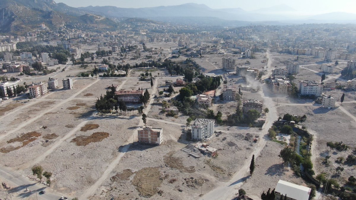 onedio's tweet photo. Deprem enkazlarının yüzde 72’sinin kaldırıldığı Hatay’da, vatandaşların yıllarca yaşadığı sokaklar tanınmaz hale geldi. (İHA) https://t.co/1FxkeNbZR8