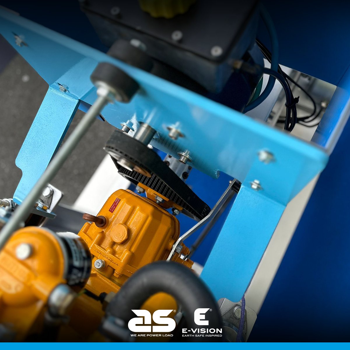 AS_Labruna's tweet image. Nuovo kit elettrico: zero emissioni. Trasmissione a cinghia per efficienza, raffreddamento elettronica ottimizzati. Monitoraggio touchscreen, batterie al litio estendibili, ricarica veloce. Disponibile in diverse potenze, testato per prestazioni e affidabilità. #HK5