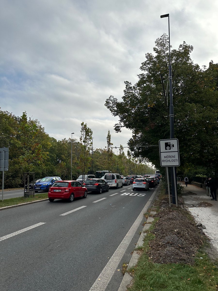 Evropská totání kolaps. Cesta z letiště na metro tak na 50 minut. Nikdo nerespektuje pruh pro BUS! #welcometoczechia #evropska <a href="/DopravniPeklo/">Pražské dopravní peklo</a>