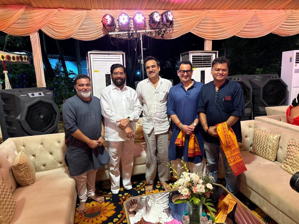 The Team of #MainATALHoon #PankajTripathi along with producer #VinodBhanushali & director #RaviJadhav visits Hon’ble Chief Minister Shri Eknath Shinde Ji’s house to seek blessings of Bappa. They also met with Amruta Fadnavis ji at the Ganpati darshan.