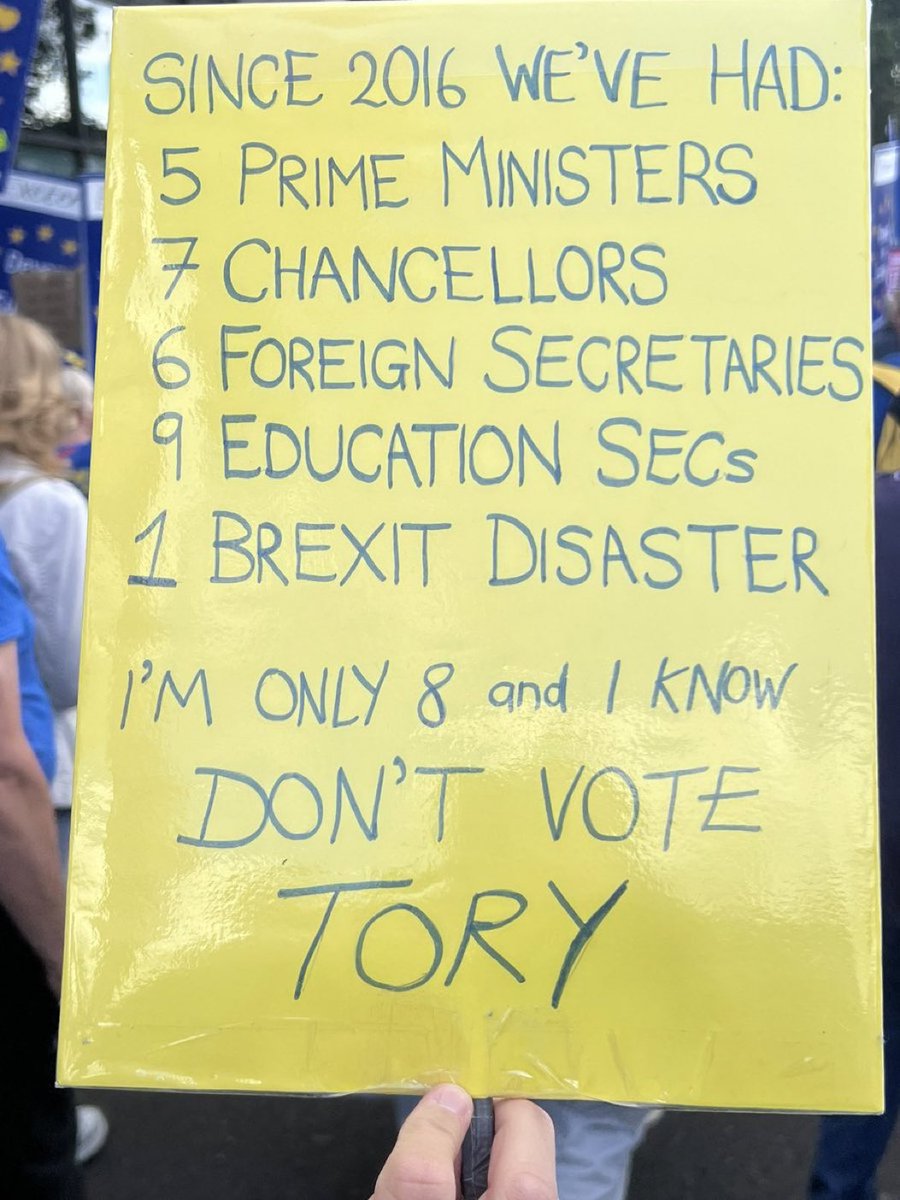 Totally on point placard from the #RejoinEUMarch yesterday 👇🏼

#BrexitDisaster