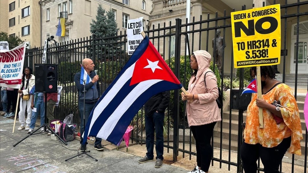 La solidaridad se hace eco ante la Embajada de #Cuba en #EEUUTERRORISTA

#LetCubaLive
#OffTheList
#UnblockCuba

#NoAlTerrorismo
#MiMóvilEsPatria
