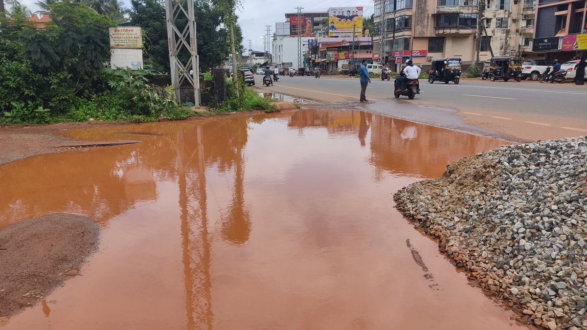 citizen_misbah's tweet photo. This is the situation of BHATKAL TOWN beside JMFC court @NHAI_Official @nitin_gadkari @dcuttarakannada @MankalSVaidya please vask @IRB officials to restore these types of 6 different locations more pics in comments. 
#STOPIRBINFRACORRUPTION https://t.co/mgdUU3IT8m