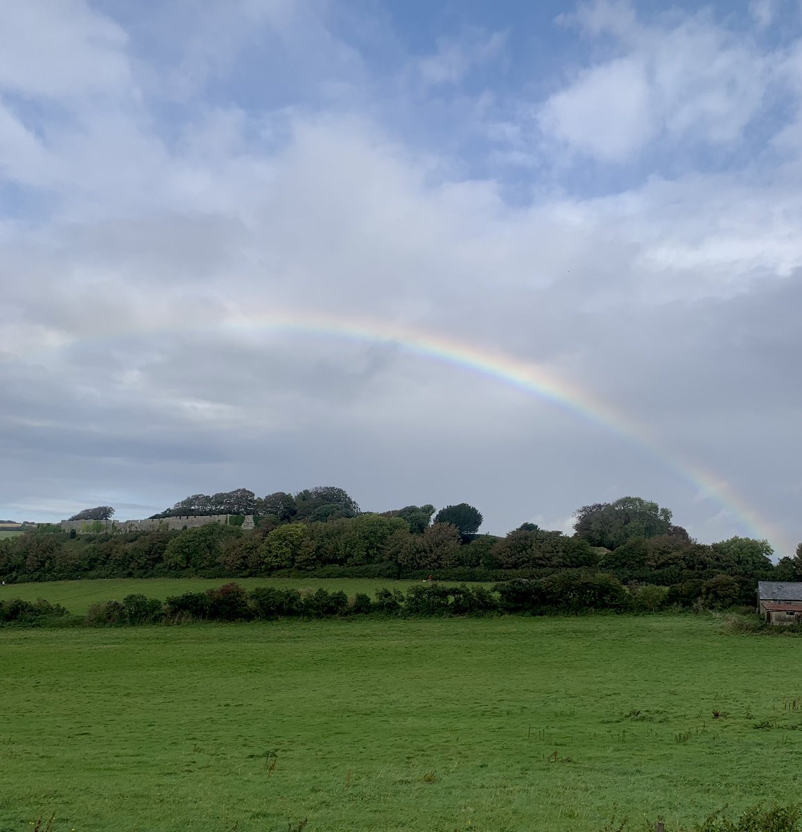 lynnesutton1's tweet photo. #rainbow @VisitIOW over #carisbrooke #castle #love #nature 🌈🌈🌈 https://t.co/fPSXYkjlqf