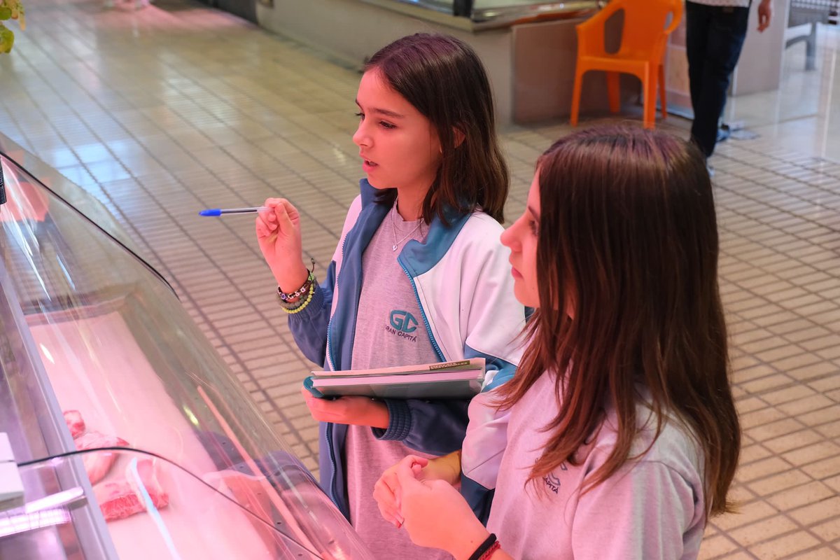 AjSJDespi's tweet photo. #MediAmbientSJD ♻️El Mercat Centre i el Mercat de les Planes de #SantJoanDespí participen a la campanya 'Mercats Sostenibles' de la Diputació de Barcelona juntament amb l'alumnat de secundària, que s'alien per reduir els plàstics d'un sol ús als mercats municipals. https://t.co/W4E7ZwCbT1