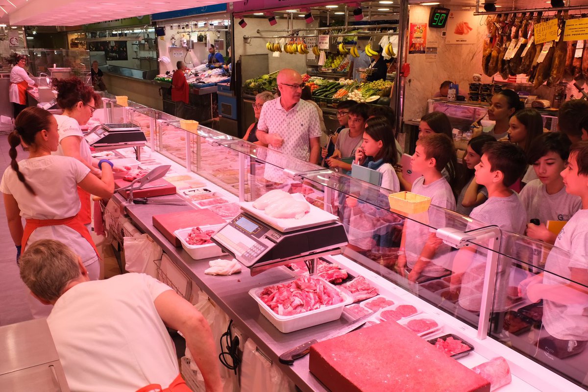 AjSJDespi's tweet photo. #MediAmbientSJD ♻️El Mercat Centre i el Mercat de les Planes de #SantJoanDespí participen a la campanya 'Mercats Sostenibles' de la Diputació de Barcelona juntament amb l'alumnat de secundària, que s'alien per reduir els plàstics d'un sol ús als mercats municipals. https://t.co/W4E7ZwCbT1