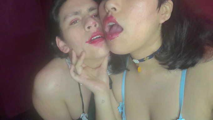 Peque&ntilde;o adelanto de lo que sali&oacute; con la @cachorrxdeafrod   Pronto se subir&aacute; todo el Contenido 💜 . #erocosplay<a class="tags" target="_blank" title="On Twitter" href="/?out=eyJ0eXAiOiJKV1QiLCJhbGciOiJIUzUxMiJ9.eyJpYXQiOjE3MjQyMzUzNzIsImlzcyI6InR3cG9ybnN0YXJzLmNvbSIsIm5iZiI6MTcyNDIzNTM3MiwiZXhwIjoxNzU1NzcxMzcyLCJyZWRpcmVjdF91cmwiOiJodHRwczovL3R3aXR0ZXIuY29tL2NhY2hvcnJ4ZGVhZnJvZCJ9.0kOIhxHrJwiK3Rq1HMSBsS5LBnlY5xG6sNLuOtJNrNouoc8NS8RsmDW_c3DTo_h8jsAhhFBEg1iX5kx7CtrTaQ">@cachorrxdeafrod</a><a href="/tag/lgbt"class="tags"><span>#lgbt</span></a><a href="/tag/cosplay"class="tags"><span>#cosplay</span></a><a href="/tag/nsfw"class="tags"><span>#nsfw</span></a><a href="/tag/erocosplay"class="tags"><span>#erocosplay</span></a><a href="/tag/queernsfw"class="tags"><span>#queernsfw</span></a><a href="/tag/lgbtnsfw"class="tags"><span>#lgbtnsfw</span></a>