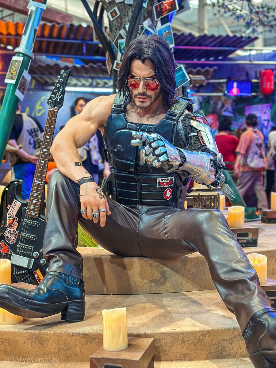 Taryn_Cosplay's tweet photo. IT'S TIME Choombas! #PhantomLiberty day is here!
Congratulations @CDPROJEKTRED and THANK YOU for being so awesome! ❤️
Taking part in the #PhantomTour as Johnny was an indescribable honor and pleasure ✨
#Cyberpunk2077 #johnnysilverhand https://t.co/QCaQP74mnu