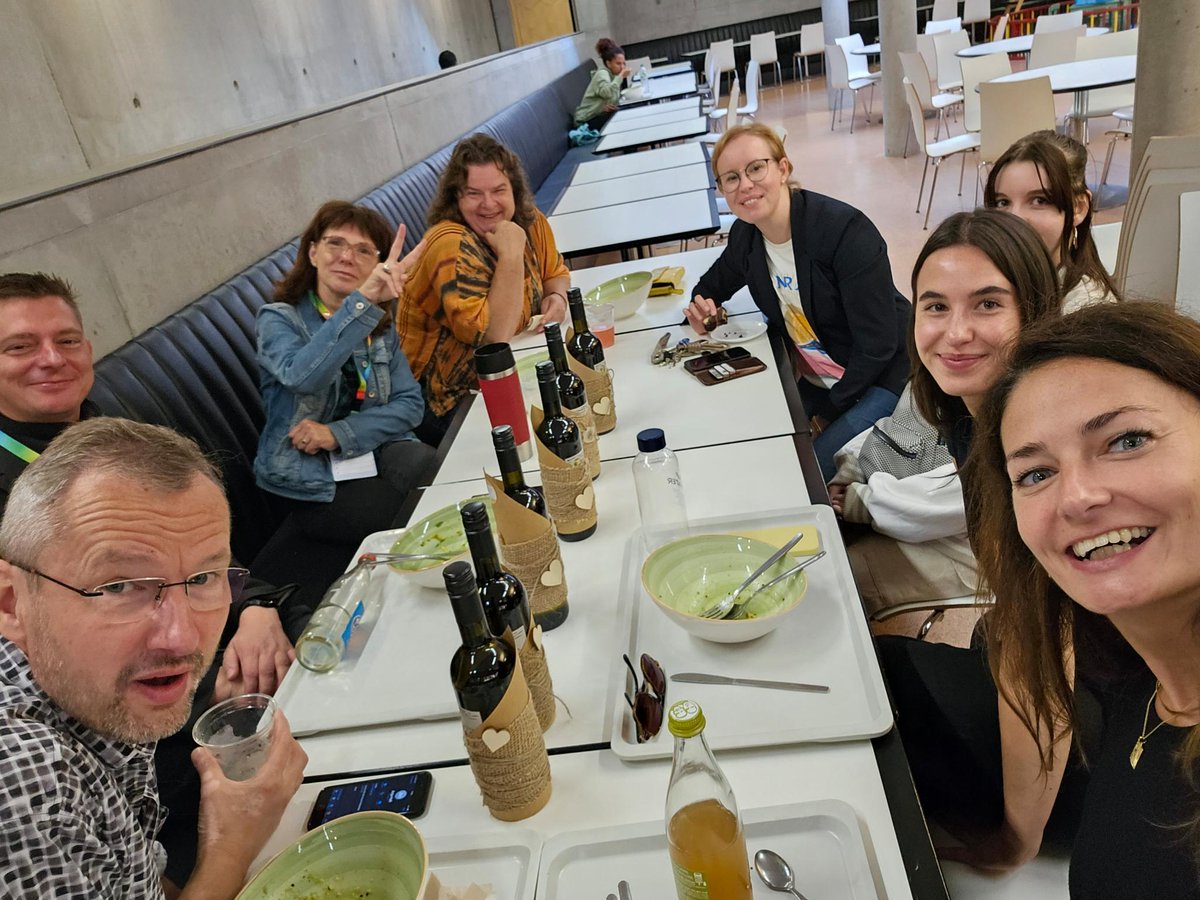 BAK_Brandenburg's tweet photo. das orga-team trifft sich das ersze mal live. :) #bak2023 #twlz #fl_seminar https://t.co/BidtH3qJjS