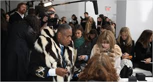 merlinpapin3's tweet photo. .@FredOL69007 Ce soir sur .@France4tv le film Documentaire #theSeptemberIssue de R.J. Cutler (2009)
Avec : Hamish Bowles, Sarah Brown, Charles Churchward, Oscar De la Renta, Patrick DeMarchelier, Jill Demling, Edward Enninful, Brian Fee, Filipa Fino, Tom Florio, Jean Paul Gaultier, Nicolas Ghesquiere, Tonne Goodman, Laurie Jones, Karen Katz, Alexandra Kour, Karl Lagerfeld, Philip Lim, Luiza Madejak, Jim Mate, Craig McDean, Sonya Mooney, Jessica Nagin, Si Newhouse, Alberto Orta
Une Américaine sur dix lit Vogue, soit treize millions de femmes (selon le magazine). Un succès impressionnant, dû en grande partie à sa charismatique rédactrice en chef depuis une vingtaine d’années, Ana Wintour.