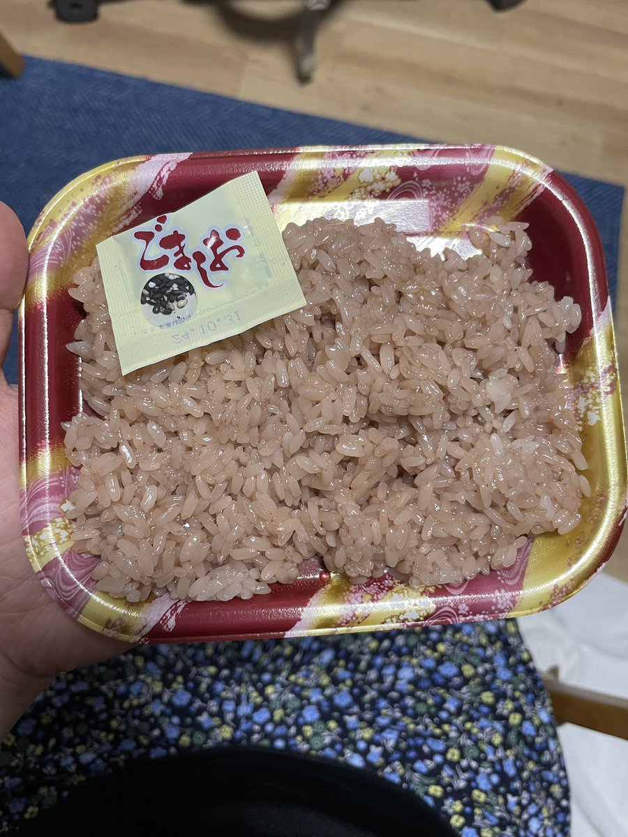 potetoMsuki's tweet photo. お赤飯ってお豆が入ってるもんだと思ってた…😳入ってなかった😳
大納言小豆使用って書いてはあるけど…使用しただけで入れてないよーんってやつ…か… https://t.co/yWA0lPfyt8