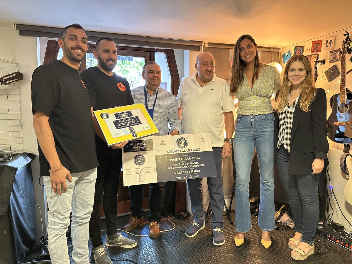 SaboreaVLL's tweet photo. Premios de la V fase del II Concurso de Tapas por Barrios #ValladolidTapasWalk 😋
🥇Ganador Las Kubas Bar con su tapa Núcleo.
🥈 Segundo clasificado La Boca Agua con su tapa Encrestados.
Entregan los premios la concejala de Turismo @Ohara911 y el pte de @Apehva Jaime Fernández https://t.co/1j6ubRnNTz