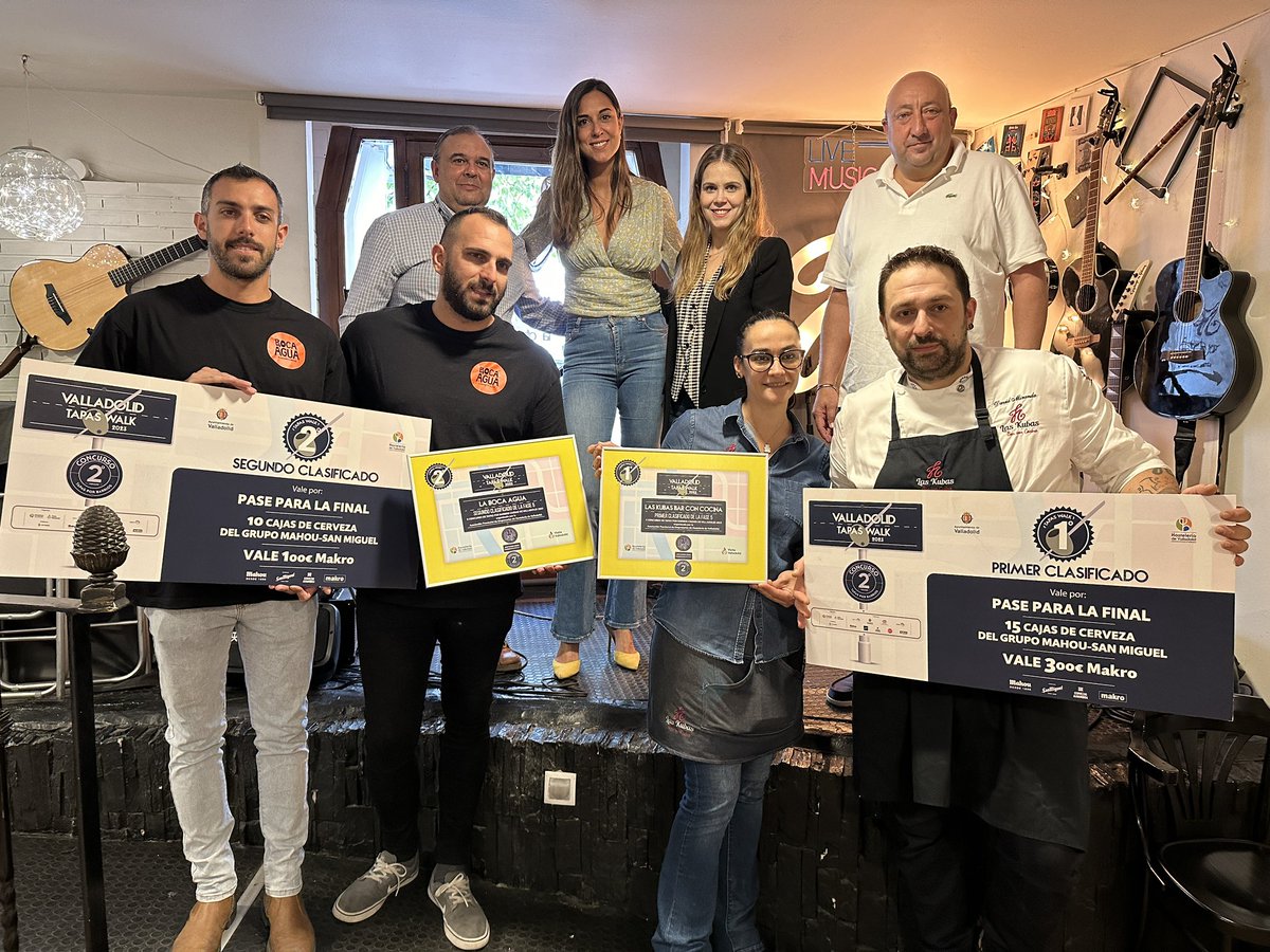 SaboreaVLL's tweet photo. Premios de la V fase del II Concurso de Tapas por Barrios #ValladolidTapasWalk 😋
🥇Ganador Las Kubas Bar con su tapa Núcleo.
🥈 Segundo clasificado La Boca Agua con su tapa Encrestados.
Entregan los premios la concejala de Turismo @Ohara911 y el pte de @Apehva Jaime Fernández https://t.co/1j6ubRnNTz
