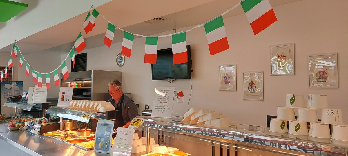 YateAcademyMFL's tweet photo. An Italian feast for European Day of Languages! 🇮🇹 #EuropeanDayofLanguages https://t.co/7NJNKFemKU