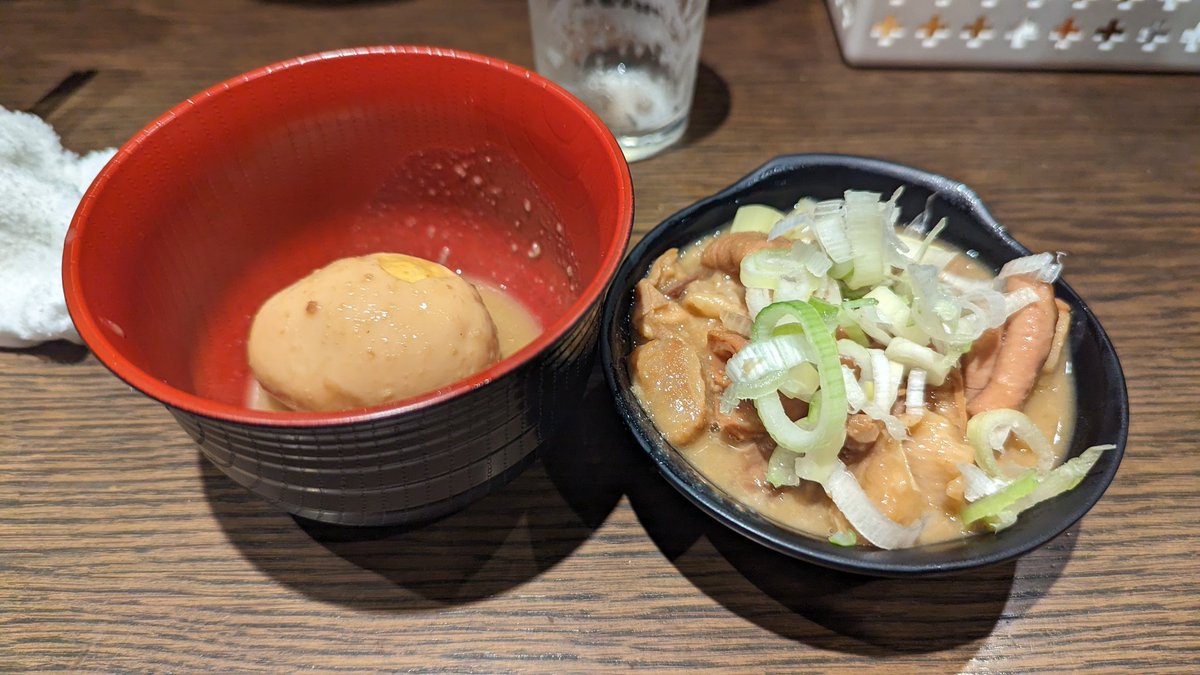 0TK_JP's tweet photo. 久々に椎名町の四文屋で一杯やって
南天で肉ミニ天ぷらそば頂きました。
天ぷらは以前と大分変わってフワフワで人参多めに入ってました。
昔のかき揚げはべったりのっぺりで桜エビの風味がよくて好きだったんだけどなー https://t.co/e84eAHEI4V