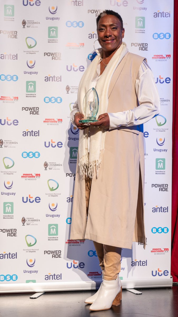 Gracias al circulo de periodistas por haberme premiado como la mejor mujer deportista en los últimos 50 años! 😍 me encuentro preparando los panamericanos pero feliz y orgullosa de que mi madre haya estado para recibir esta hermosa distinción! Gracias!