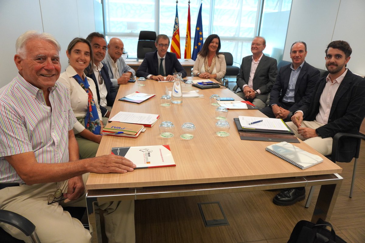 📝 el secretari autonòmic d’#Habitatge @sfmiralles i la DG Ana Caballer s’han reunit amb @FECOVI_COOP per a mostrar el suport de l’administració i la seua col·laboració en el foment del cooperativisme en empreses del sector de la construcció🏗️
