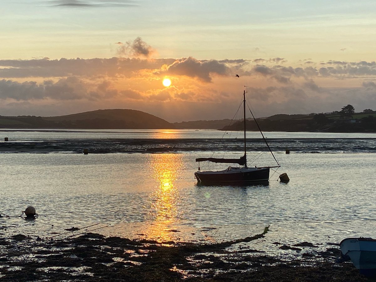The lazy sun points it’s fingers across the mirrored water to herald in the day 😍 #sunrise #cornishshrimper #padstow #kernow #cornwall @beauty_cornwall 💕
