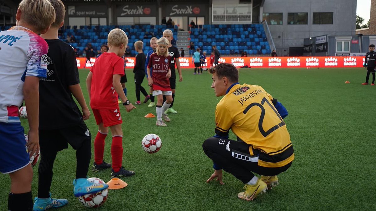 hbkogedk's tweet photo. Vi kan stadig ikke få armene ned!🙌

Næsten 500 børn fra vores samarbejdsklubber var i går samlet på Capelli Sport Stadion til ‘Træn som en prof’🔥

TAK til vores sponsorer Capelli Sport, Netto, Faxe Kondi, Broen Køge og Spar Nord, samt alle deltagende for et fantastisk event. https://t.co/M9LpswphlG