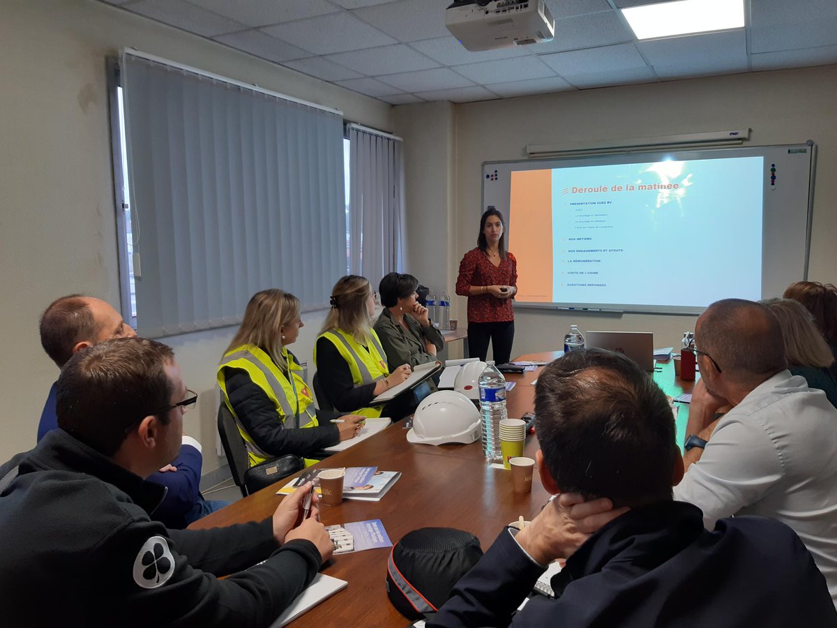 Chez <a href="/suez/">SUEZ</a>, à Landemont, nous avons accueilli nos partenaires #emploi afin de leur faire découvrir les coulisses de nos métiers du #recyclage plastique. Vous êtes intéressé(e) par un emploi qui agit pour la préservation de l'#environnement, SUEZ recrute : bit.ly/3PVt0cE