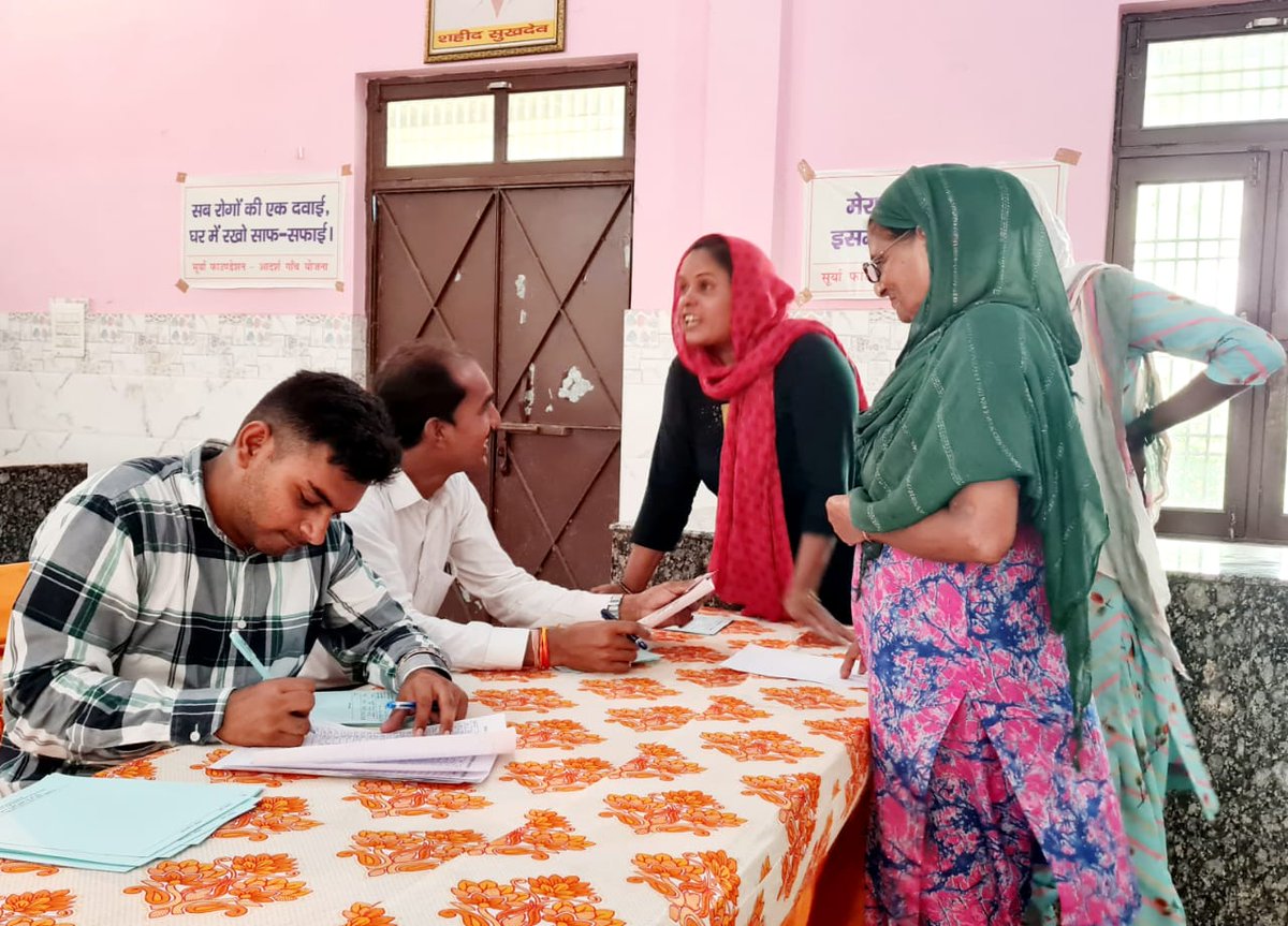 suryafnd's tweet photo. #Health_Camp
आज सेवा पखवाड़ा के अंतर्गत सूर्या फाउंडेशन तथा एम्स दिल्ली की टीम द्वारा बहादुरगढ़(हरियाणा), के चयनित आदर्श गांव नयागांव में नेत्र चिकित्सा कैंप व रक्तदान शिविर का आयोजन किया गया। https://t.co/m3p9Ys04so