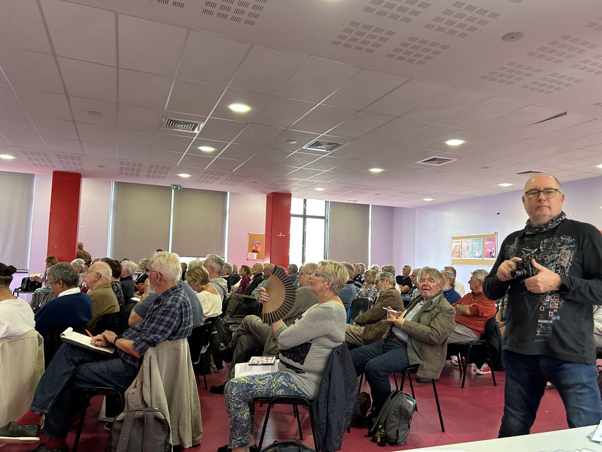 moijesuissympa's tweet photo. AG #CFDT UT des retraités de la metropole lilloise avec ludo et hubert ! felicitation a Pierre pour son election 👍😺🍊🍊🍊🍊 https://t.co/xIr5ua8HQG