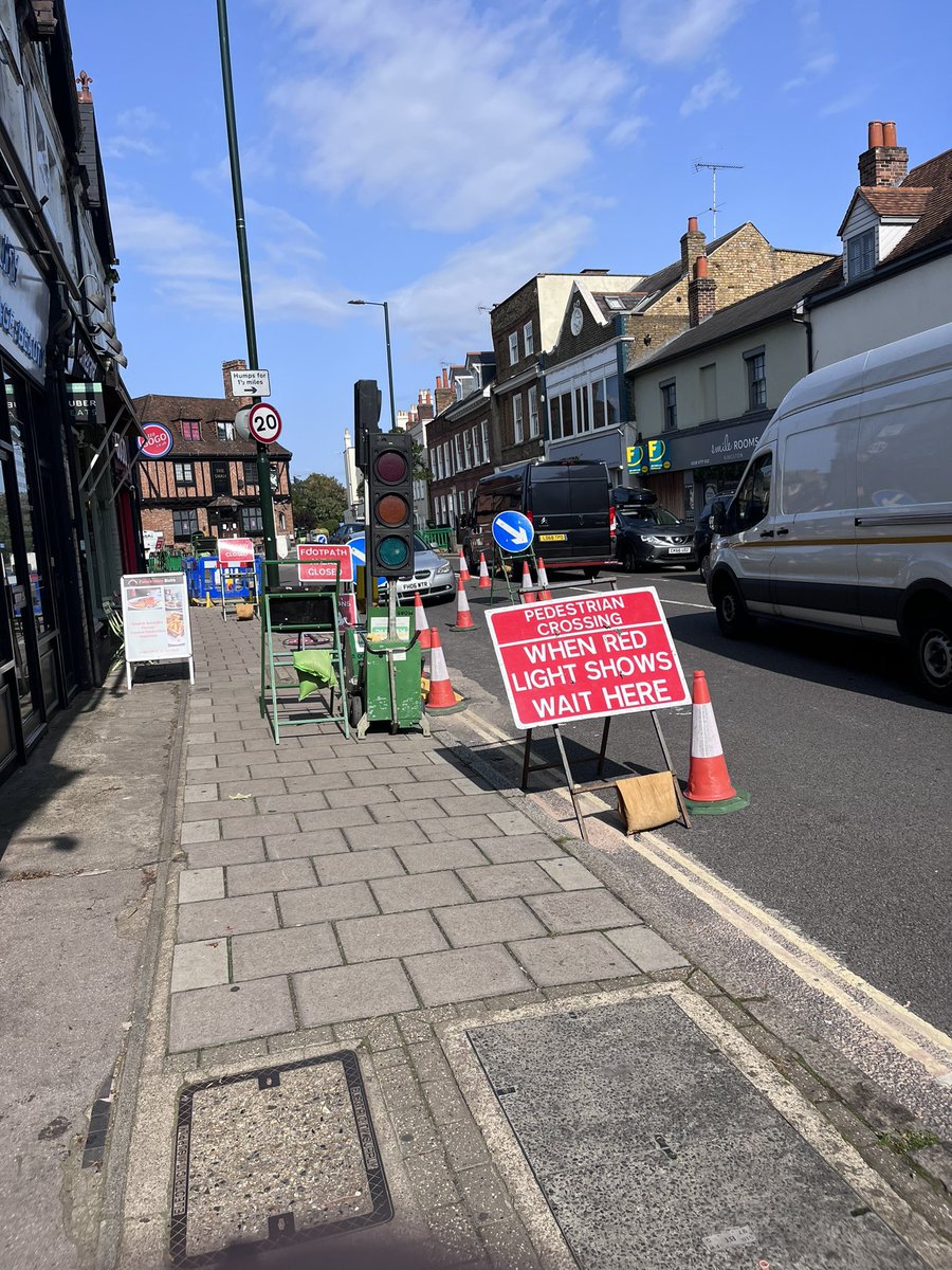 Miles of traffic on every approach to Kingston for this small repair that’s not even on the road and with zero workforce present? Shocking! <a href="/thameswater/">Thames Water 💧</a> <a href="/LBRUT/">Richmond Council</a> #pollution #hamptonwick #kingston #trafficjams #hourswasted #lovalbusiness #mindless