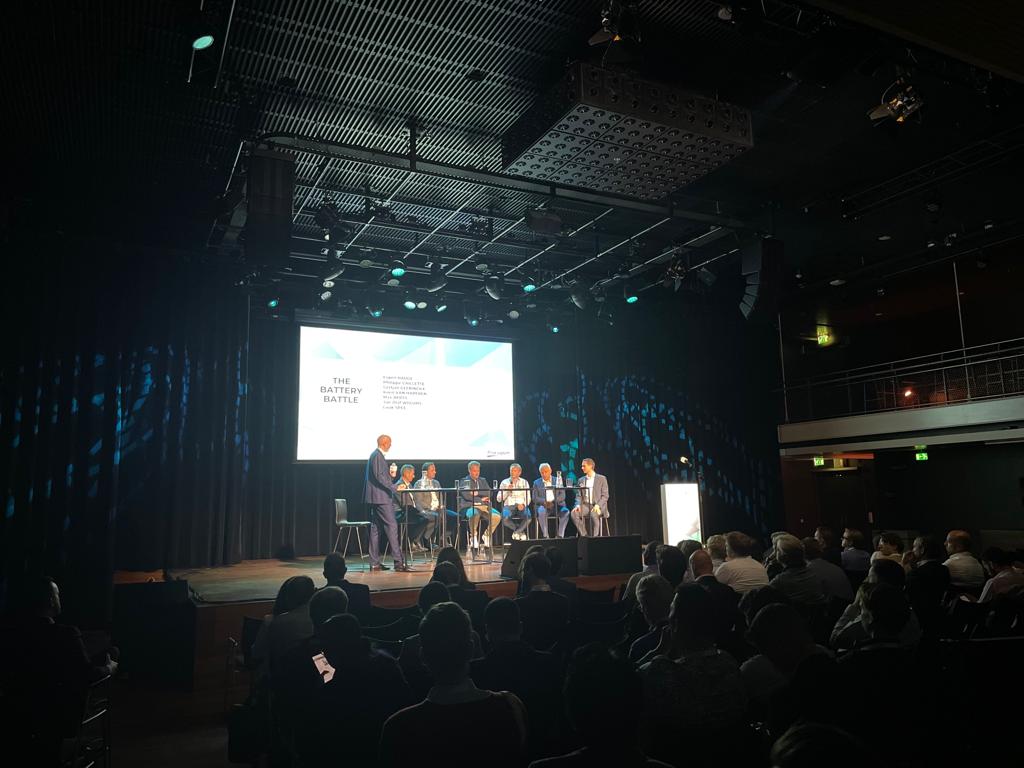AVERE_EU's tweet image. The Battery Battle is here! What innovations will come to the market? How can Europe support manufacturers? What will the supply chain look like? 

These are questions tackled by our panellists in this AEC2023 session. Let&apos;s #JoinForcesfor2035.