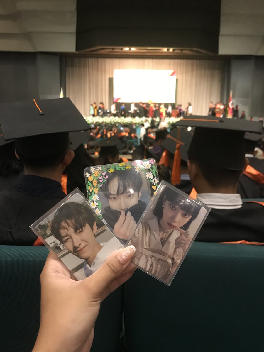 doienjun_'s tweet photo. been ia lately bc ur girl— Doyoung’s MOM, officially finished her degree today! Doyoung and Renjun ’s engineer is here!! 🎓✨ https://t.co/30mUckHvUU