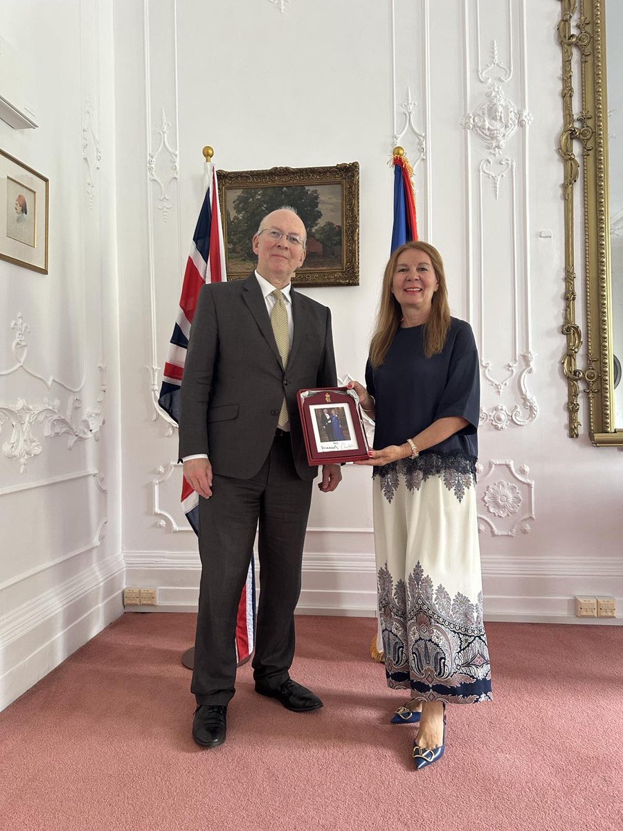 SRBinUK's tweet photo. In the name of HM King Charles III, Alistair Harisson, HM’s Marshal of the Diplomatic Corps visited 🇷🇸Embassy sending best regards to @alex_jox on her departure, expressing gratitude for HE continuous contribution to bilateral between🇬🇧and🇷🇸 &amp;precious 🖼️signed by Their Majesties. https://t.co/j3zYJVPN6W