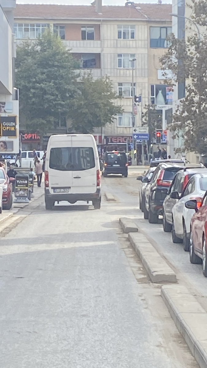 ResoAydin's tweet photo. Sultanbeyli M akif mah cahar dudayev bilgiçağı kolejinin olduğu sokak trafik ışıklarından dolay trafik oluşuyor sabırsız ve saygısız araç sürcüleri ters yönden gelerek tehlikeli bir şekilde geçiş yapıyorlar yolun başına kurt kapanı yapılası gerek @IBBcozummerkezi @ibbutk https://t.co/6EuNVdt5Va