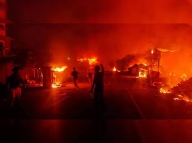 Pawan_kumar017's tweet photo. More than 30 students, mostly girls, were injured in #Manipur’s Imphal Valley as the police fired #teargasshells and baton-charged a mob protesting against the killing of two youths who were allegedly kidnapped in July, officials said.

#Manipur_Violence https://t.co/koWgwC91eg