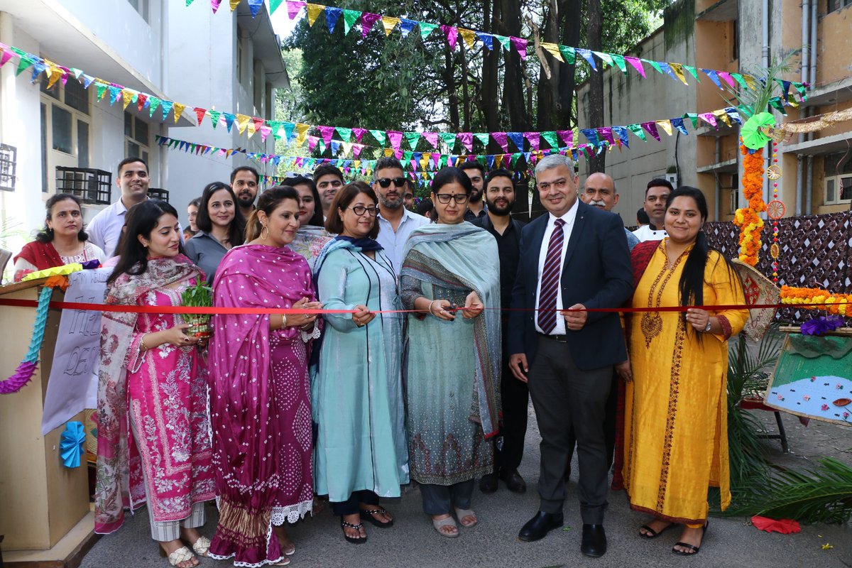 UniversityJammu's tweet photo. School of Hospitality &amp; Tourism Management in collaboration with Skill Incubation Innovation Entrepreneurship Development Centre,JU organized an insightful event focussing on "Tourism Entrepreneurship: Prospects &amp; Challenges” on the eve of World Tourism Day. 
@OfficeOfLGJandK https://t.co/64Qf5m5FSE