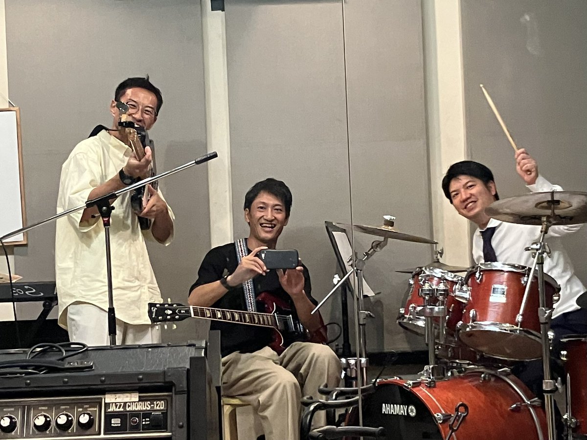 CLIFFJOHN13's tweet photo. こそこそ練習してます。新曲もできてます。ライブに備えてます。いえーい！ https://t.co/cOXKJ0jhIP