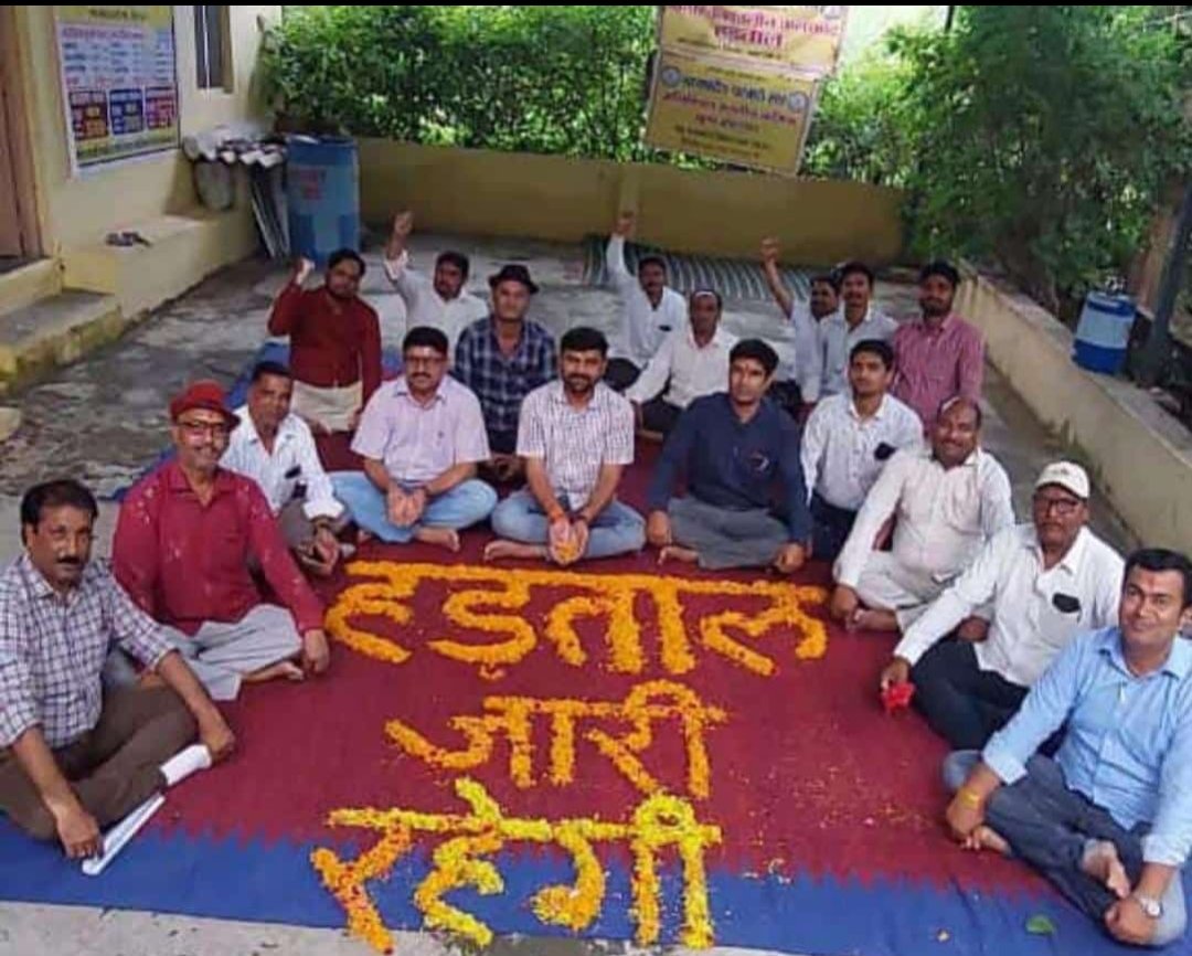 पटवारी हड़ताल जारी रहेगी आखिरी सांस तक ये मामा <a href="/CMMadhyaPradesh/">Chief Minister, MP</a>
हम अपना अधिकार #2800gradepay मांग रहें है जो कि न्याय संगत है।
#2800gradepay 
#आमरण अनशन 
<a href="/CMMadhyaPradesh/">Chief Minister, MP</a> 
<a href="/MPTakOfficial/">MP Tak</a> 
<a href="/OfficeOfKNath/">Kamal Nath</a> 
<a href="/BJP4MP/">BJP Madhya Pradesh</a> 
<a href="/ZeeMPCG/">Zee MP-Chhattisgarh</a> 
<a href="/INCMP/">MP Congress</a> 
<a href="/pmo/">pmo</a>