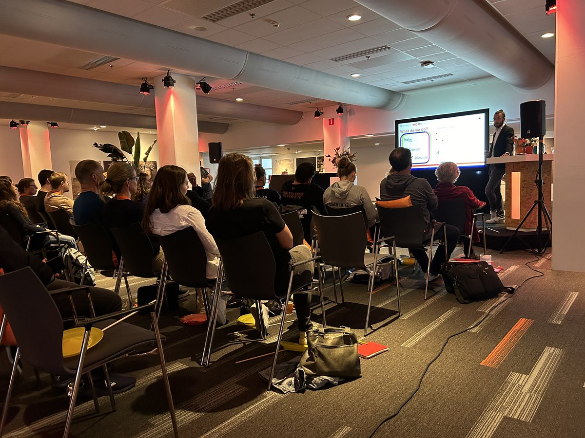 ICOACHKIDSWORLD's tweet photo. Dr Dees Postma of @UTwente is presenting his work on how youth sport and interactive technologies can work hand in hand
#ICKconference
#KidsFirstCoaching https://t.co/gYktWKAr7q