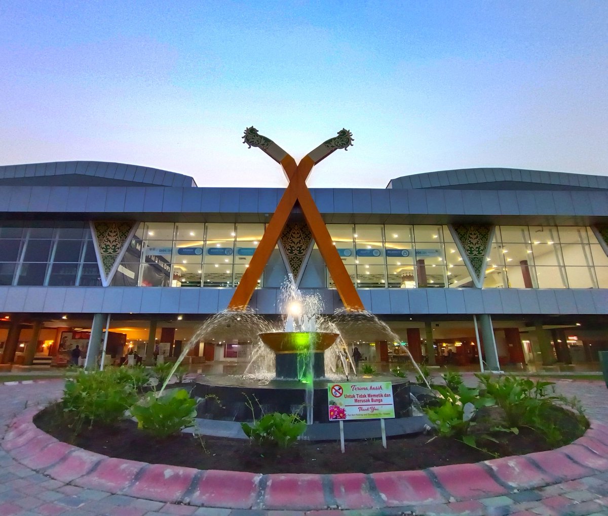 Ada rasa berbeda ketika kembali lagi kesini

Kadang masih ada rindu di hati

Masih terpampang jelas bangga diri nya ketika mengenalkan tempat ini 

Terima kasih......pah.. ;)