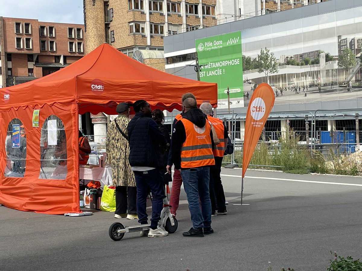 CFDT_IDF's tweet photo. En @iledefrance, de nombreuses actions sur tout le territoire, de Cergy à Bobigny, en passant par Montreuil, Paris…#réponsesàemporter
Ici Cergy, devant la CAF et l’URSSAF, une action de @Cfdt92 et le #SFASS https://t.co/SkjLcZq3Z9