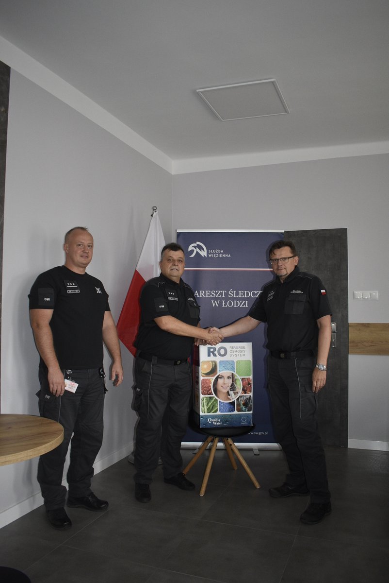 AS_Lodz's tweet photo. W dniu dzisiejszym Zarząd Terenowy NSZZ Funkcjonariuszy i Pracowników Więziennictwa w Areszcie Śledczym w Łodzi, ze środków pozyskanych na prewencję przekazał na ręce Pana Dyrektora Aresztu Śledczego w Łodzi w użytkowanie dla załogi  profesjonalny filtr do wody. https://t.co/l4arLAGQAM