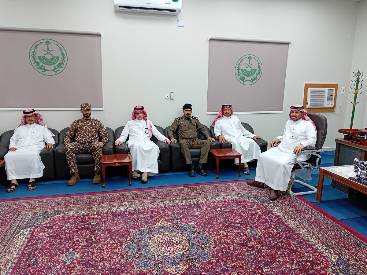 TrbtAlshmal1's tweet photo. إجتمع رئيس مركز إمارة تربةخلف علي الزويمل مع المقدم عبدالله الخريجي قائدالقوةالخاصةللأمن البيئي بمحميةالإمام تركي بن عبدالله الملكيةوالمقدم أحمدمزعل مدير شرطةتربة ورئيس بلدية تربة سعدي فايز وبعض المسئولين بالبلديةوالمركزكماهنأرئيس مركز الإمارة مدير شرطة تربة على ترقيته لرتبة مقدم https://t.co/fNU5OVNkQ4