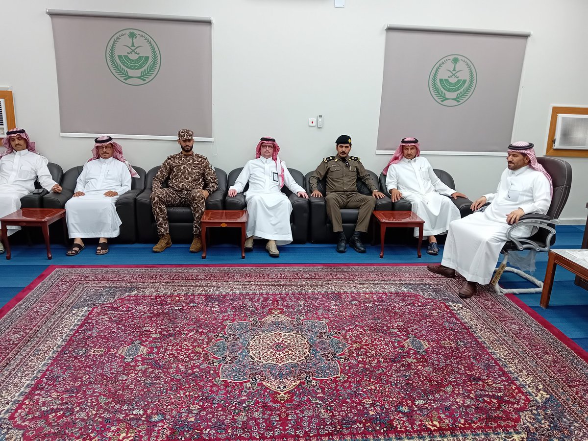 TrbtAlshmal1's tweet photo. إجتمع رئيس مركز إمارة تربةخلف علي الزويمل مع المقدم عبدالله الخريجي قائدالقوةالخاصةللأمن البيئي بمحميةالإمام تركي بن عبدالله الملكيةوالمقدم أحمدمزعل مدير شرطةتربة ورئيس بلدية تربة سعدي فايز وبعض المسئولين بالبلديةوالمركزكماهنأرئيس مركز الإمارة مدير شرطة تربة على ترقيته لرتبة مقدم https://t.co/fNU5OVNkQ4