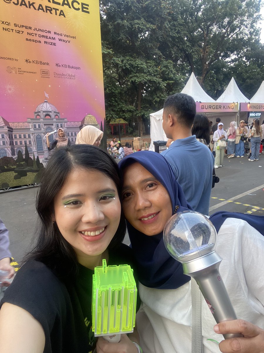 heysapaa's tweet photo. liat deh nih se happy apa mama aku tiap konser kpop 😭 papa aku juga dukung selagi bikin mama seneng. justru mba sih yg keliatannya ga bahagia, makanya nyinyir terus kerjaannya hehe 😋 https://t.co/P8G2BU4tzY