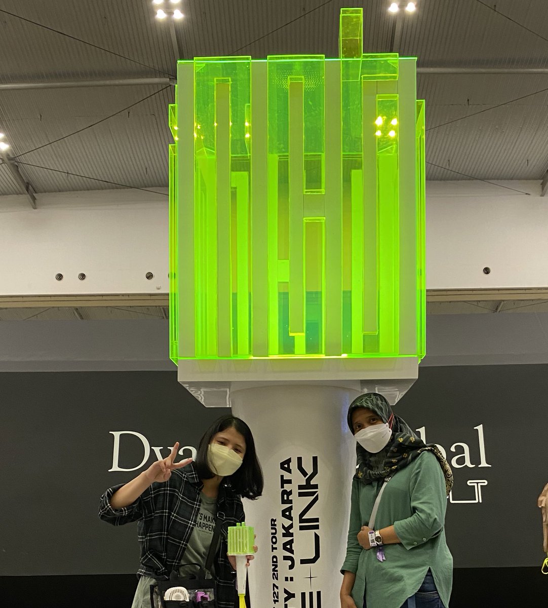 heysapaa's tweet photo. liat deh nih se happy apa mama aku tiap konser kpop 😭 papa aku juga dukung selagi bikin mama seneng. justru mba sih yg keliatannya ga bahagia, makanya nyinyir terus kerjaannya hehe 😋 https://t.co/P8G2BU4tzY