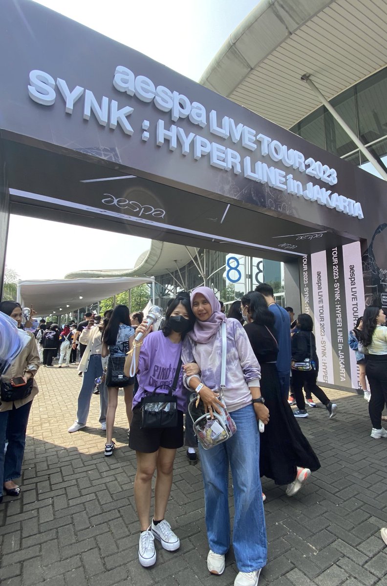 heysapaa's tweet photo. liat deh nih se happy apa mama aku tiap konser kpop 😭 papa aku juga dukung selagi bikin mama seneng. justru mba sih yg keliatannya ga bahagia, makanya nyinyir terus kerjaannya hehe 😋 https://t.co/P8G2BU4tzY