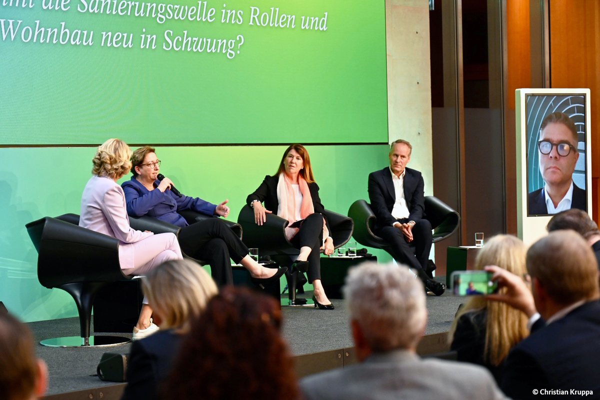 BMWSB_Bund's tweet photo. Der frühe Vogel … spart noch mehr beim Umstieg auf klimafreundliches #Heizen, betont @klara_geywitz beim @Der_BDI-Klimakongress: „Wir machen den #SpeedBonus noch einmal schneller. Wer in den nächsten zwei Jahren wechselt, wird einen noch größeren Preisvorteil haben.“ #Klimapfade https://t.co/z1lqOgKsAj