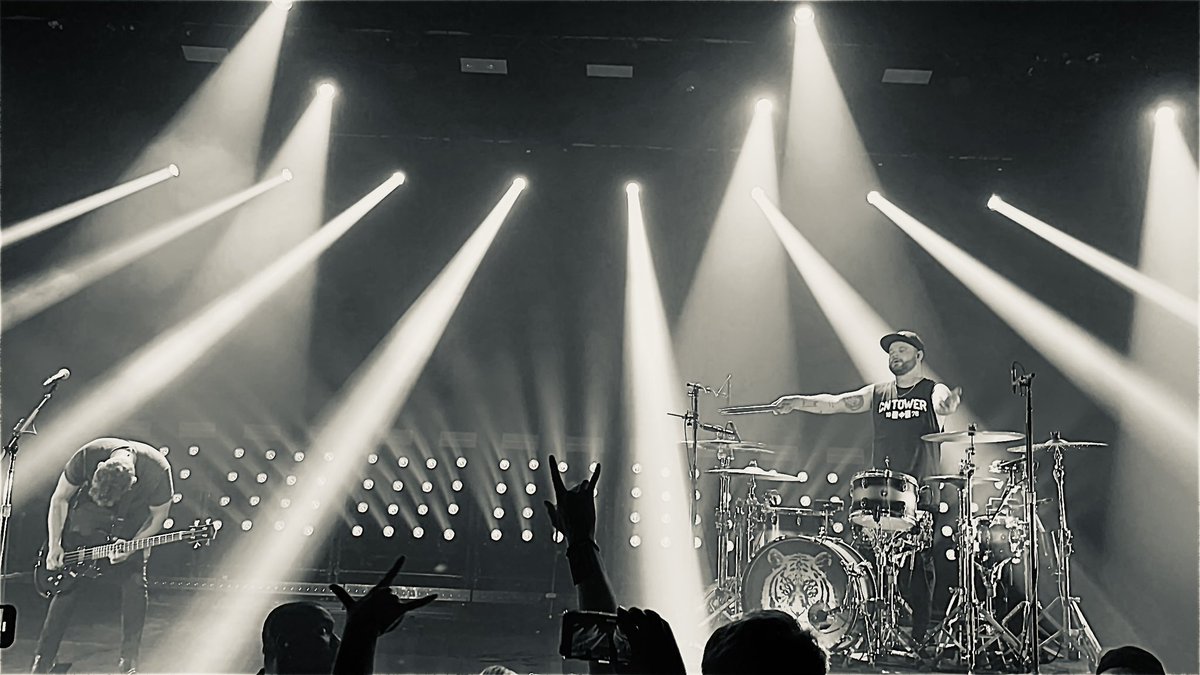 AHILLLLLY's tweet photo. Always amazing to catch @royalblooduk when they come over the pond . @Bouw5 https://t.co/xBrUzS0c76
