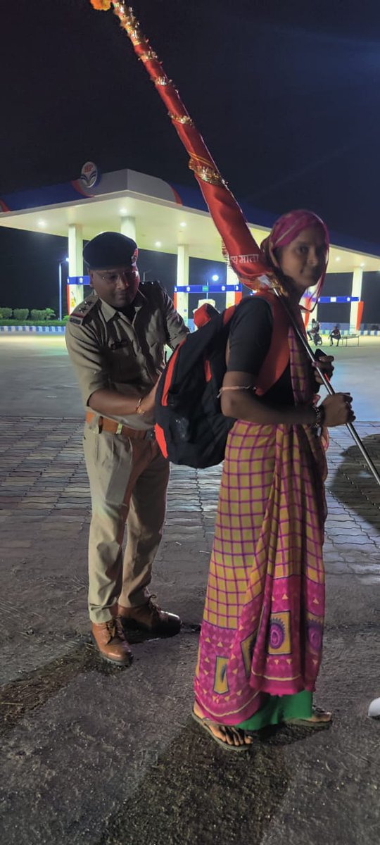 rtomehsana's tweet photo. મહેસાણા આર.ટી.ઓ કચેરી દ્વારા અંબાજી ધામ પગપાળા યાત્રીસંઘની રાત્રિ દરમિયાન‌ માર્ગ સલામતી જળવાય તે હેતુથી રેડિયમ સ્ટીકરસ્ ની વહેચણી માટેનો પ્રોગ્રામ કરાયો.

@GRSAofficial @COTGuj_office @rmanjhu @CollectorMeh @sp https://t.co/PodKIAZahD