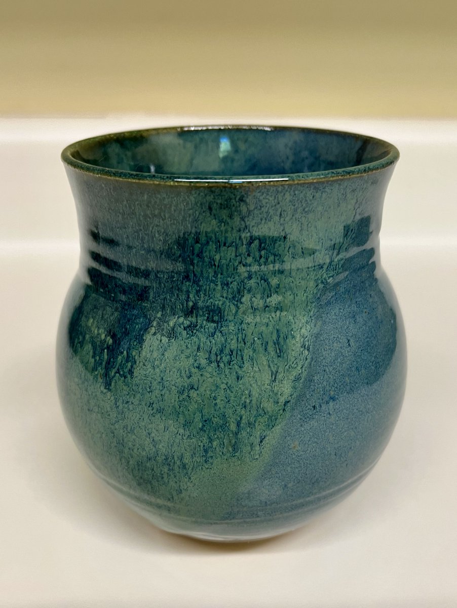 melostrom's tweet photo. New vase in Mediterranean blue and green. And new potterly/writerly #blog post: 

https://t.co/7KQ5SvRuL1

Happy Tuesday, friends.💚💙 https://t.co/V1UZtwDWZs